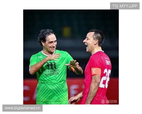 内斯塔与特里在防守策略下分化,内斯塔更趋多点参与防线稳定 内斯塔与特里在防守策略下分化,内斯塔更趋多点参与防线稳定