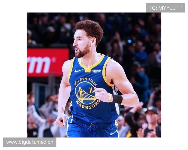 威金斯无球切入配合库里拉开防线较以往提升三分效率